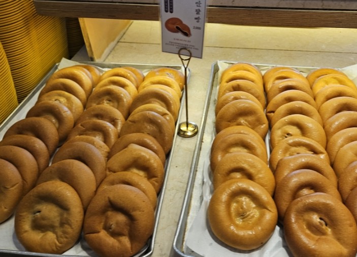 군산 맛집 탐방 "화려한 간판 뒤에 숨겨진 군산의 진한 세월을 찾아서“